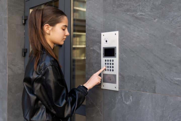 Türsprechanlage und Transponder: Zutrittskontrolle im Vergleich